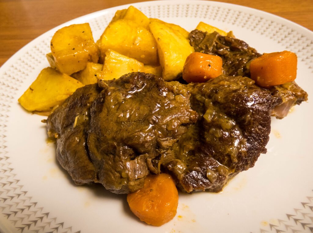 Μοσχάρι Λεμονάτο με Πατάτες στην Κατσαρόλα | Παραδοσιακή Συνταγή | Sia is Cooking