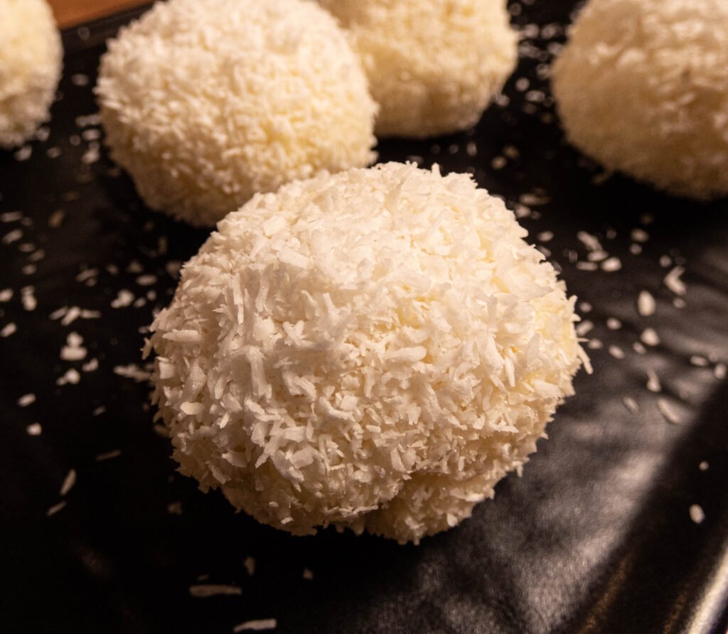 Σοκολατάκια Καρύδας με 3 Υλικά – Εύκολη Συνταγή Χωρίς Ψήσιμο | Sia is Cooking