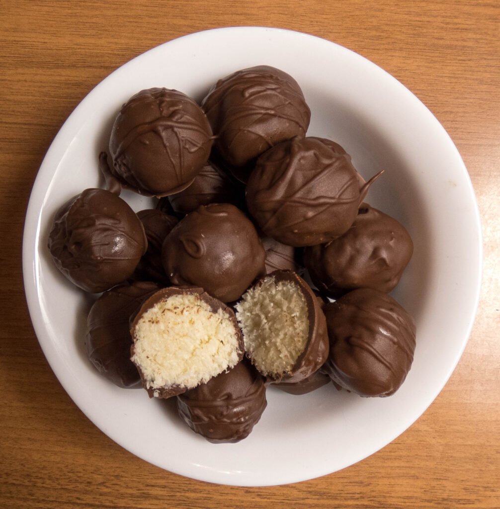 Σοκολατάκια Καρύδας με 3 Υλικά – Εύκολη Συνταγή Χωρίς Ψήσιμο | Sia is Cooking