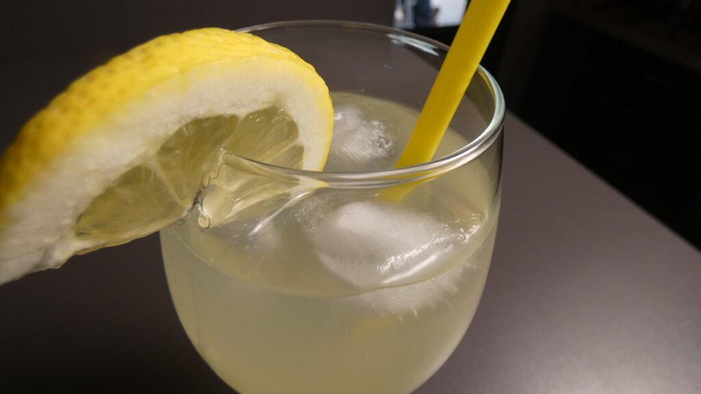 Σπιτική Λεμονάδα: Η Απόλυτη Δροσερή Συνταγή με Φρέσκα Λεμόνια | Sia is Cooking